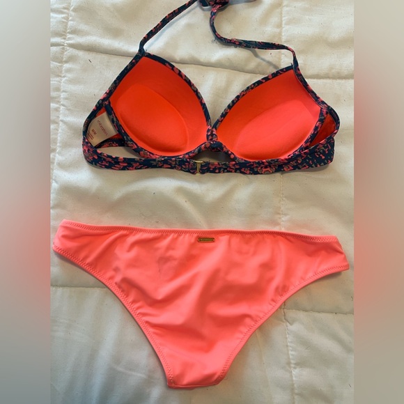 Bikini - Picture 2 of 6